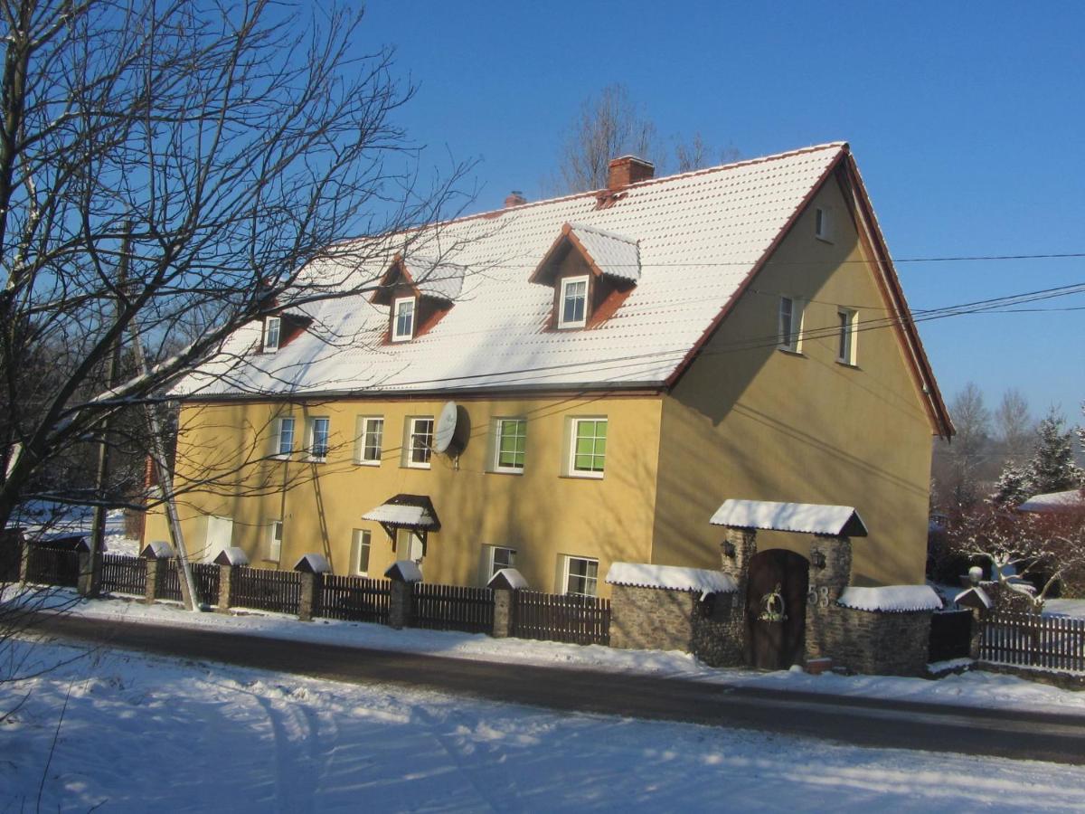 Spacious Holiday Home In Stara Kamienica With Pond Екстериор снимка