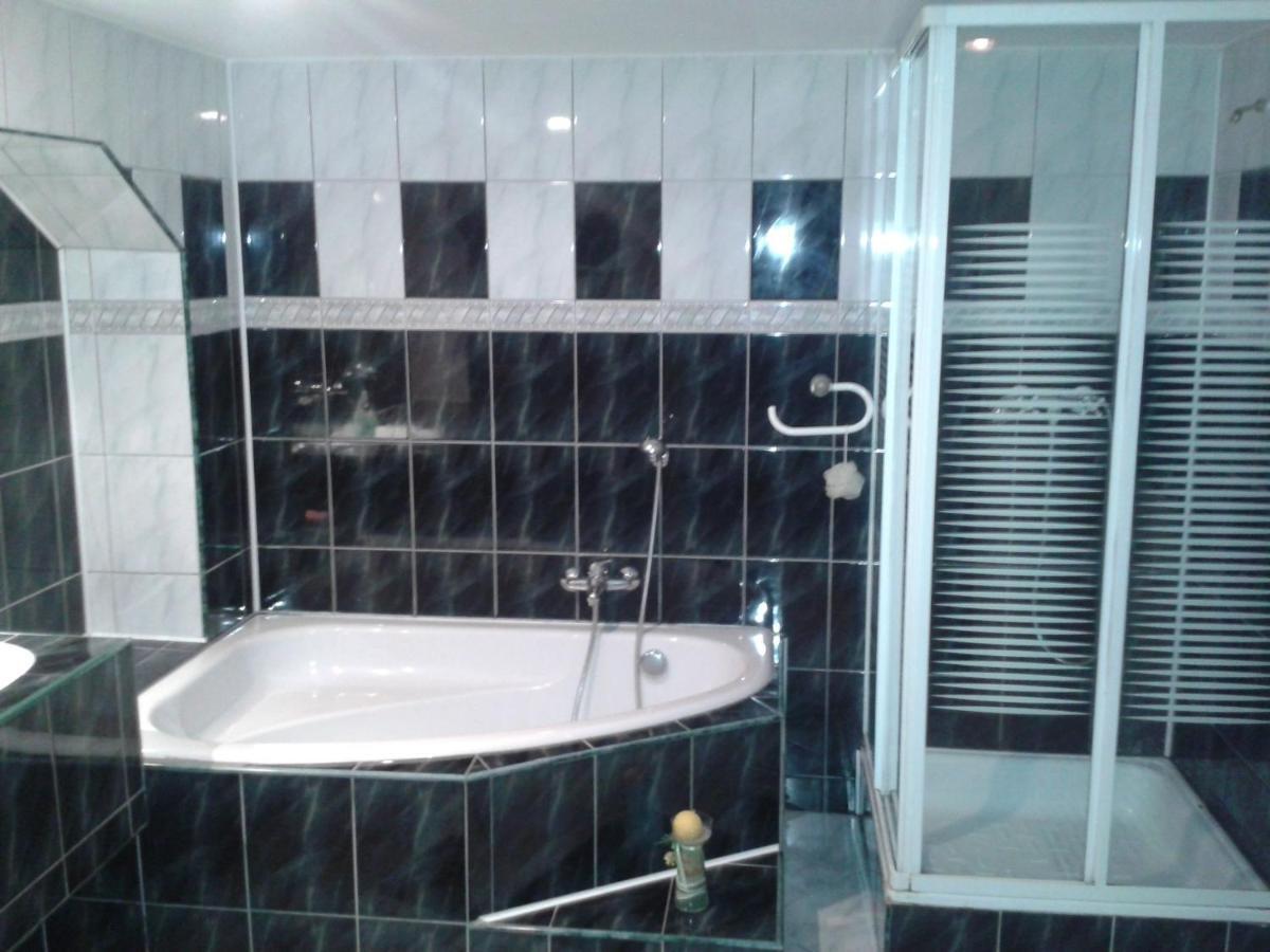 Spacious Holiday Home In Stara Kamienica With Pond Екстериор снимка